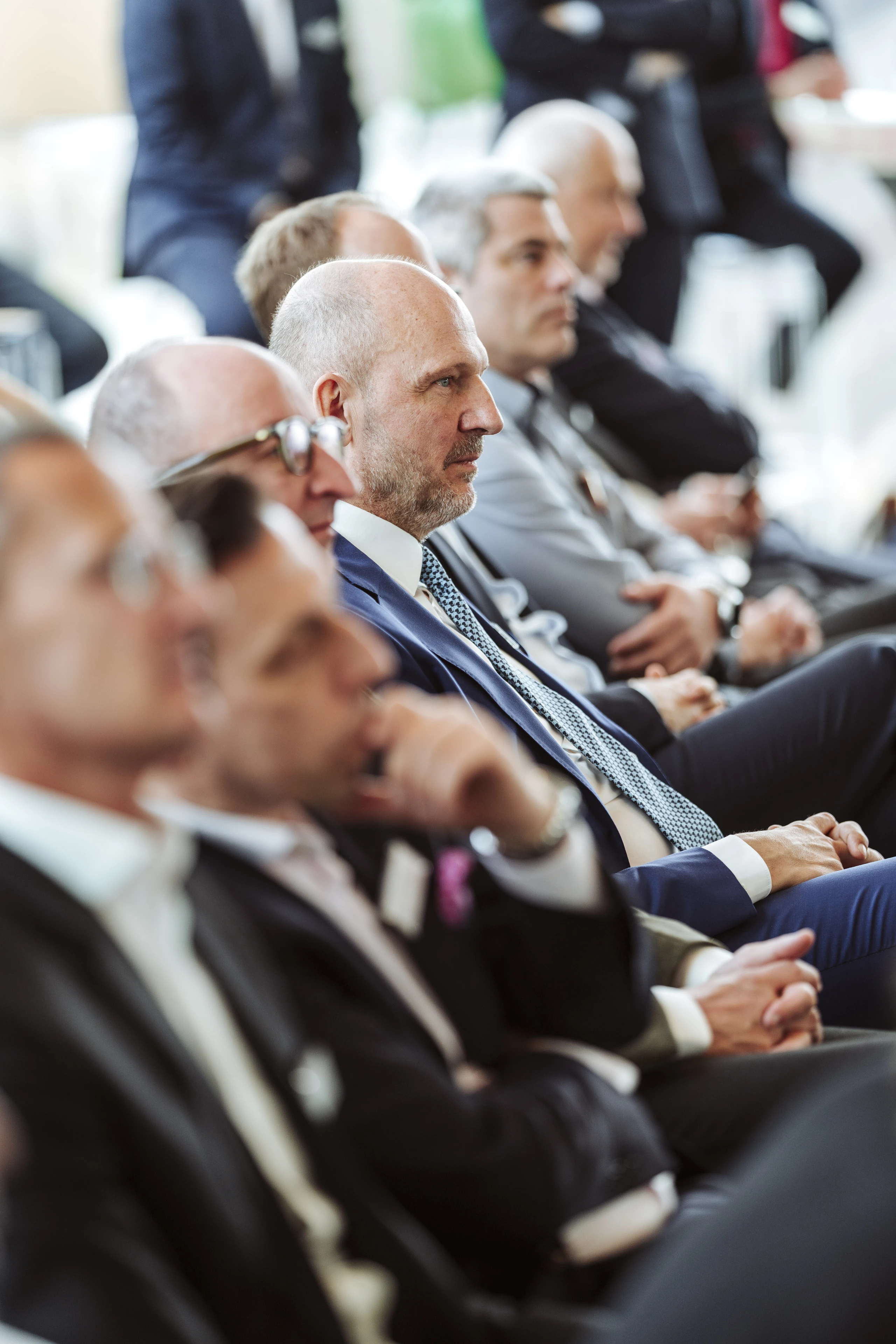 Foto von Nadine Studeny: Geschäftsleute sitzen bei einer Konferenz. © Nadine Studeny. www.nadine-studeny.at