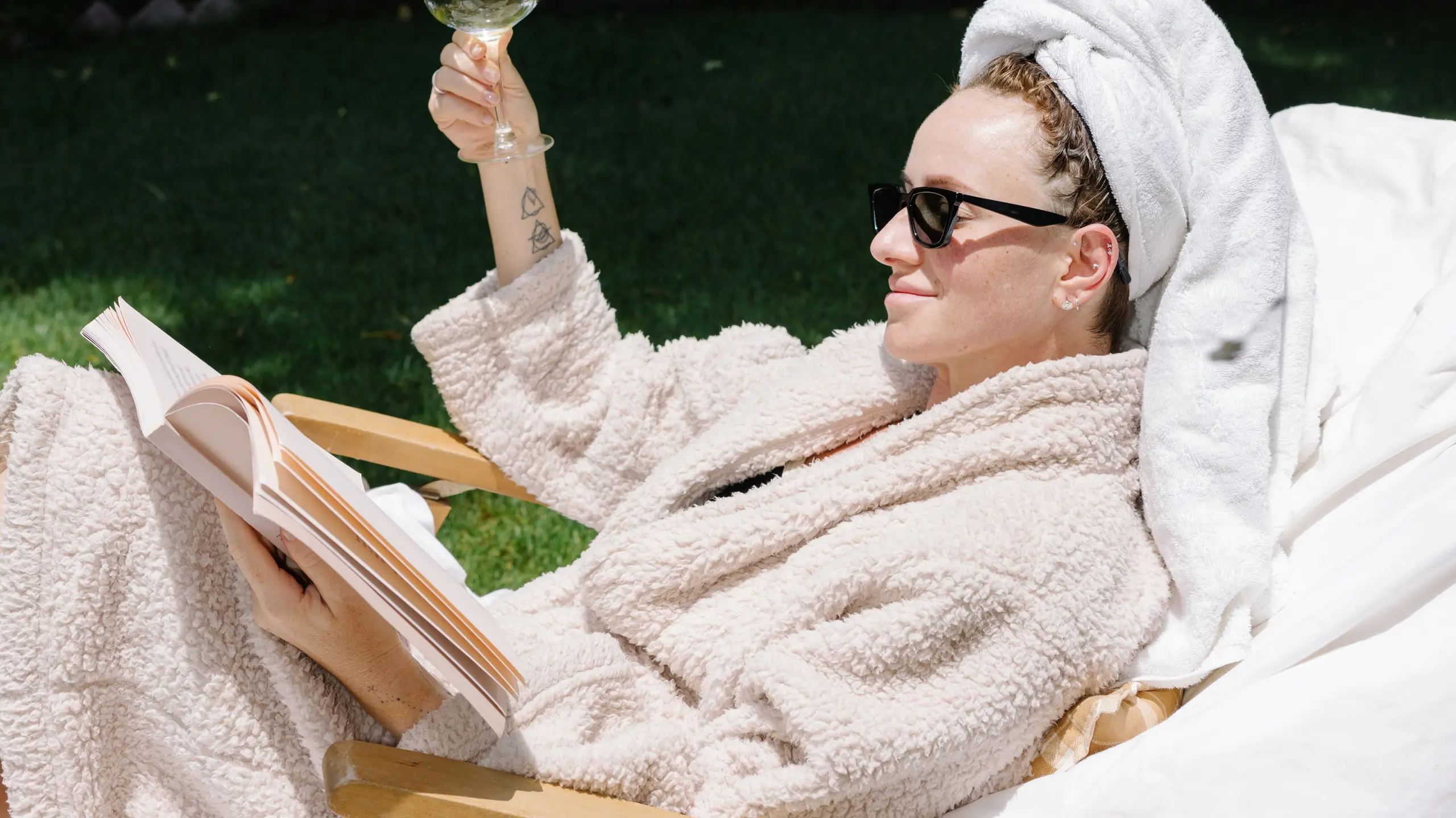 Lesende Frau im Liegestuhl