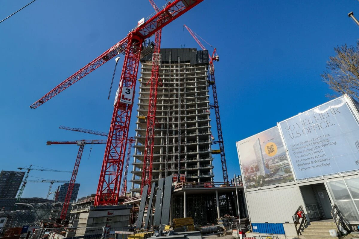 Stillstehende Wokenkratzer-Baustelle Elbtower nach Signa-Pleite