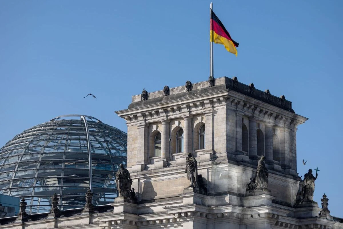 Auch Dienstleister in März-Umfrage optimistischer