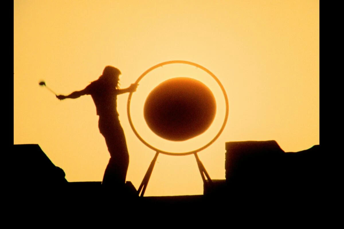 Roger Waters malträtiert den Gong