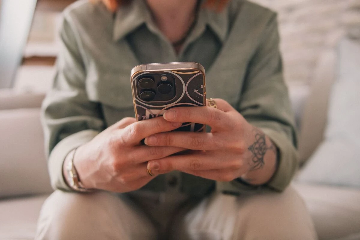 Viele tippen lieber am Handy als zu sprechen