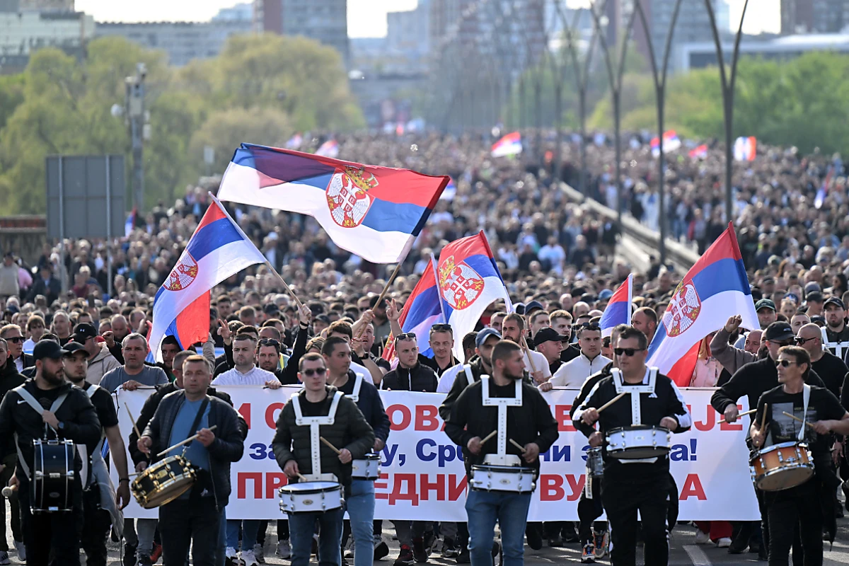Anhänger von Präsident Aleksandar Vučić demonstrieren in Belgrad
