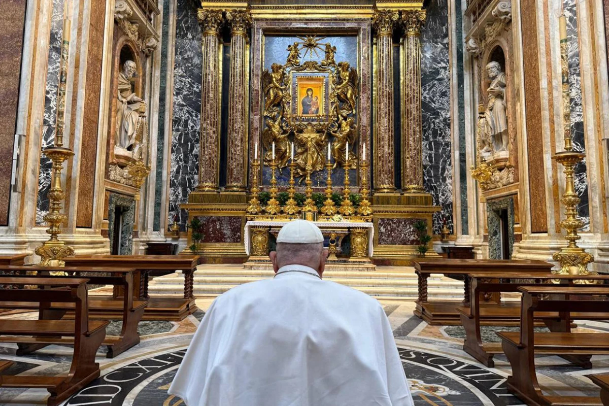 Papst Franziskus betet in seiner römischen Lieblingskirche