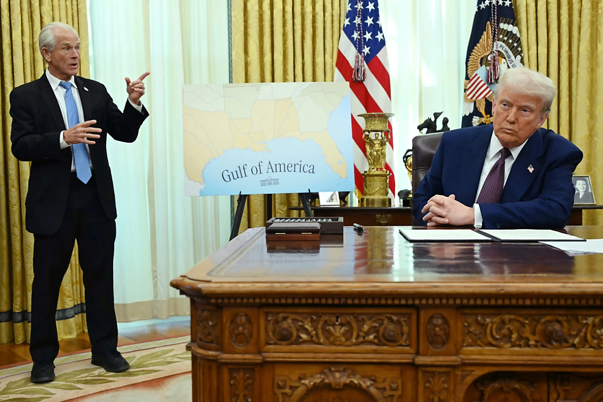 Donald Trump (r) und sein Berater Peter Navarro sorgen für Verwirrung
