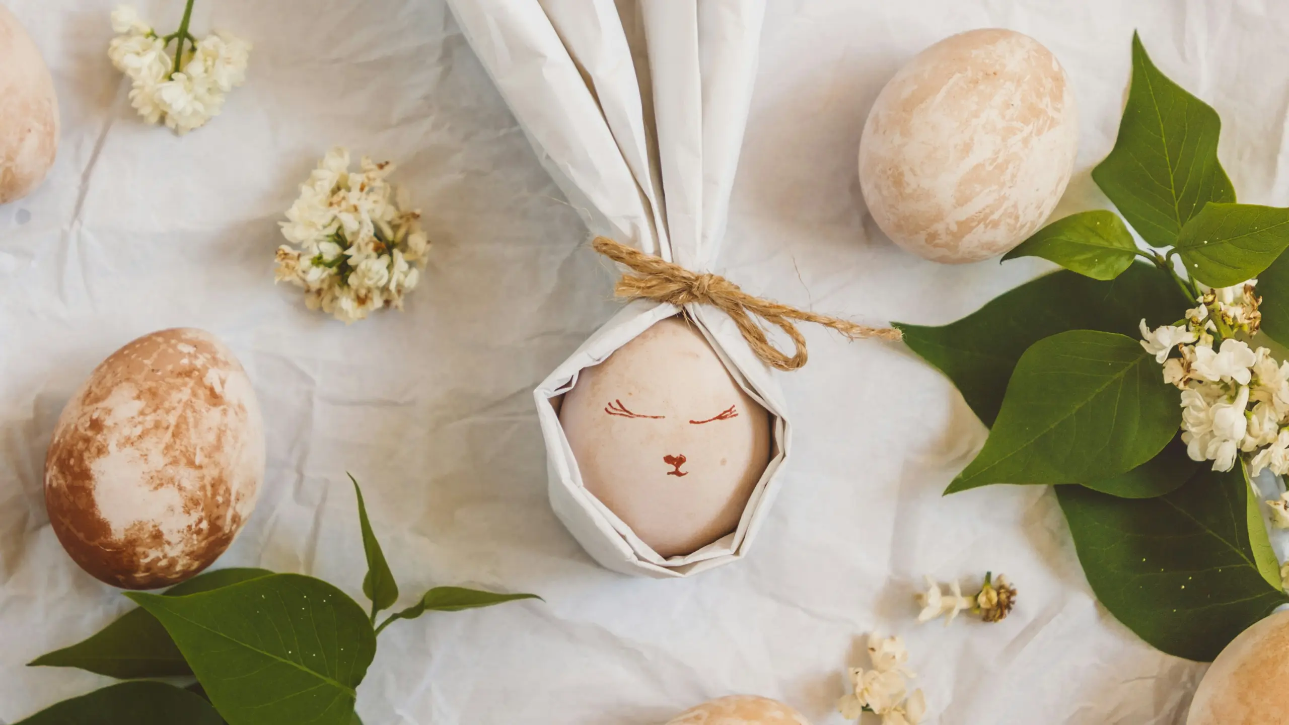 Tisch mit Oster-Deko