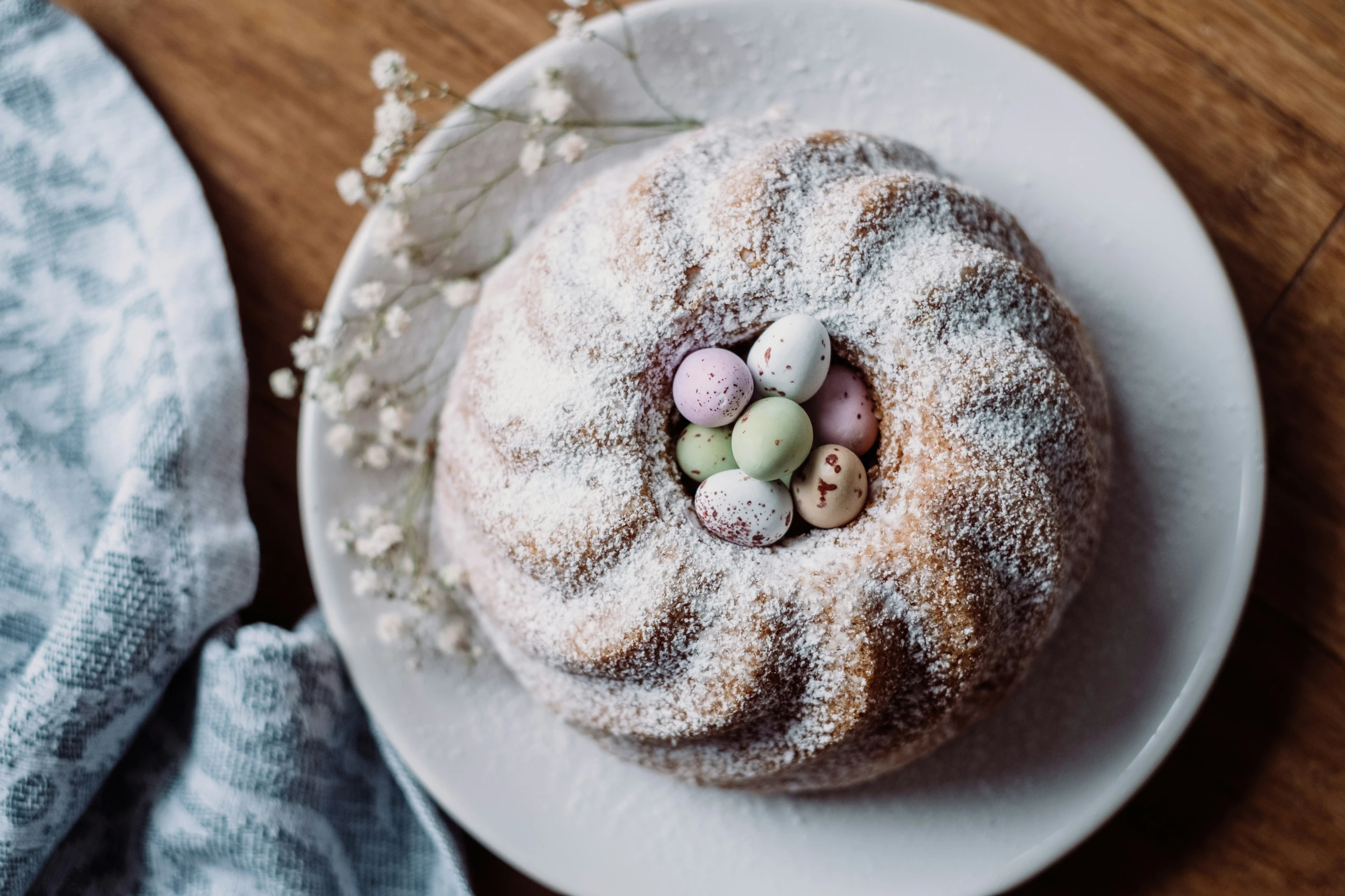 Gugelhupf mit Ostereiern am Tisch