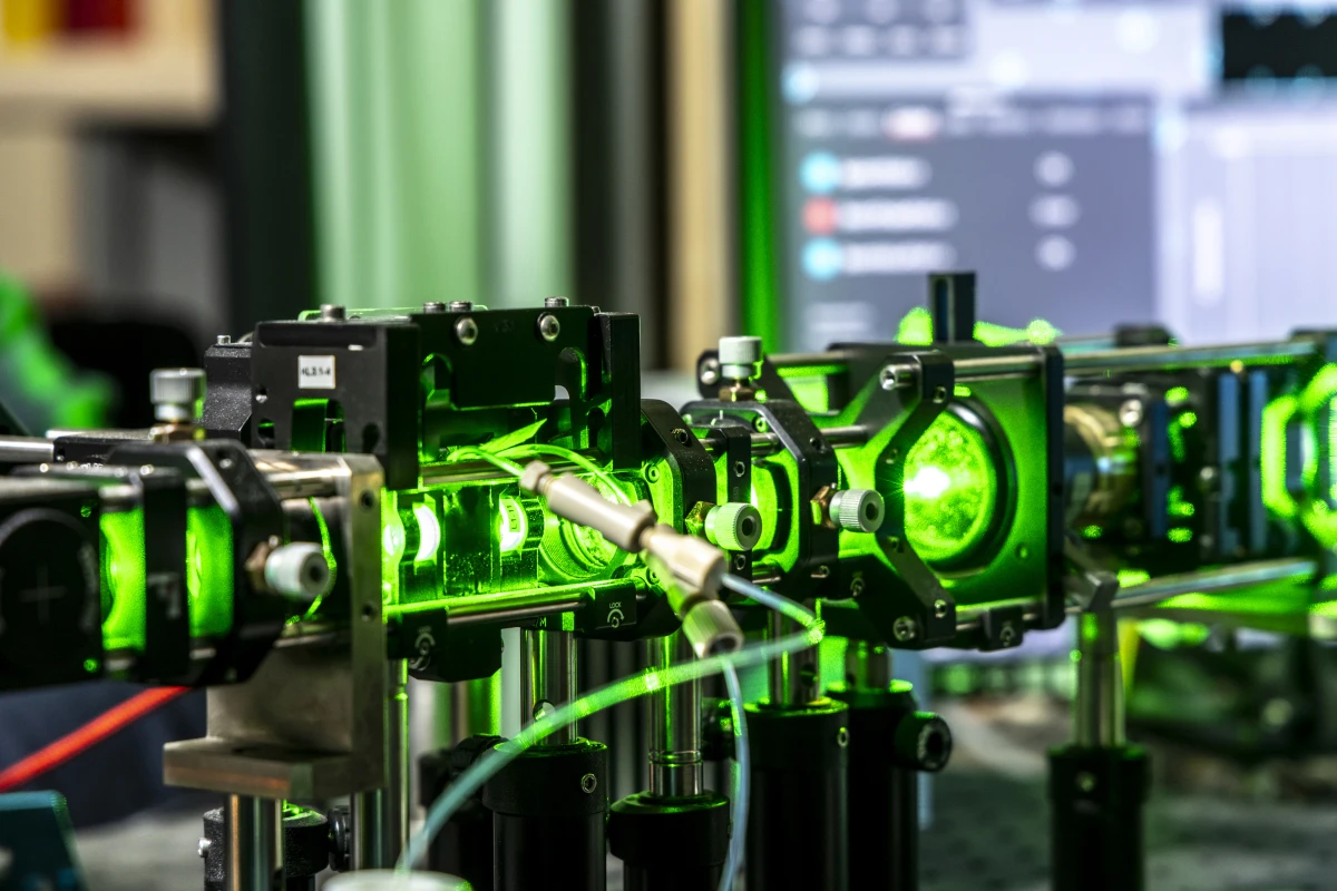 Die Sensorplattform detektiert mittels Laserlicht Nanoplastikpartikel in Flüssigkeiten