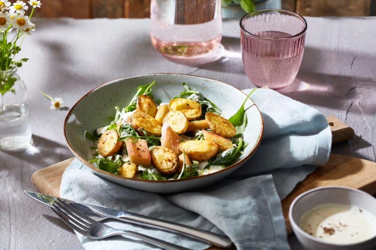 Kartoffel-Rhabarber-Salat bringt saisonale Abwechslung auf den Tisch