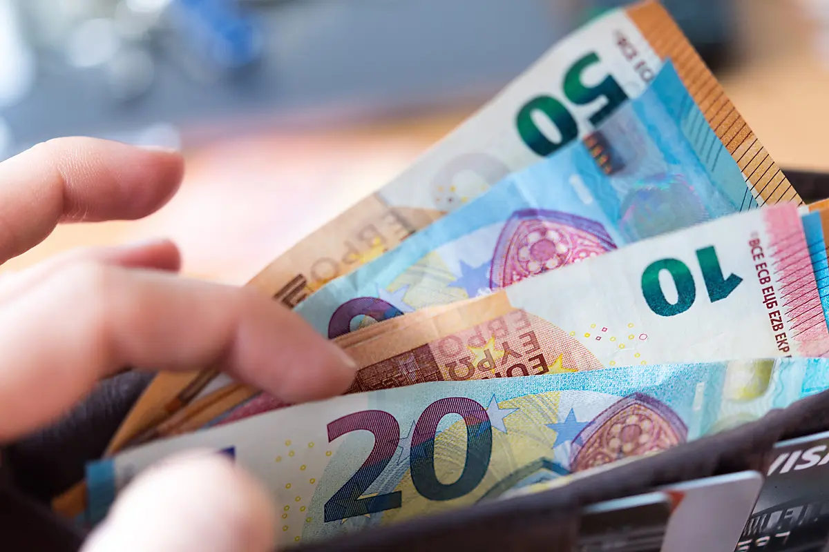 Die Inflation schmälert viele Brieftaschen, flaut aber etwas ab