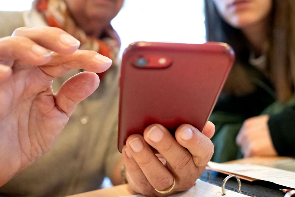 ++ ARCHIVBILD ++ Smartphone auch aus dem Alltag von Senioren nicht mehr wegzudenken