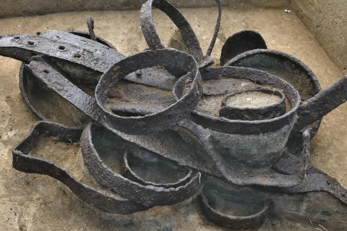Die Fachleute gehen davon aus, dass Metallteile wie Radreifen bewusst in Depots gesammelt wurden