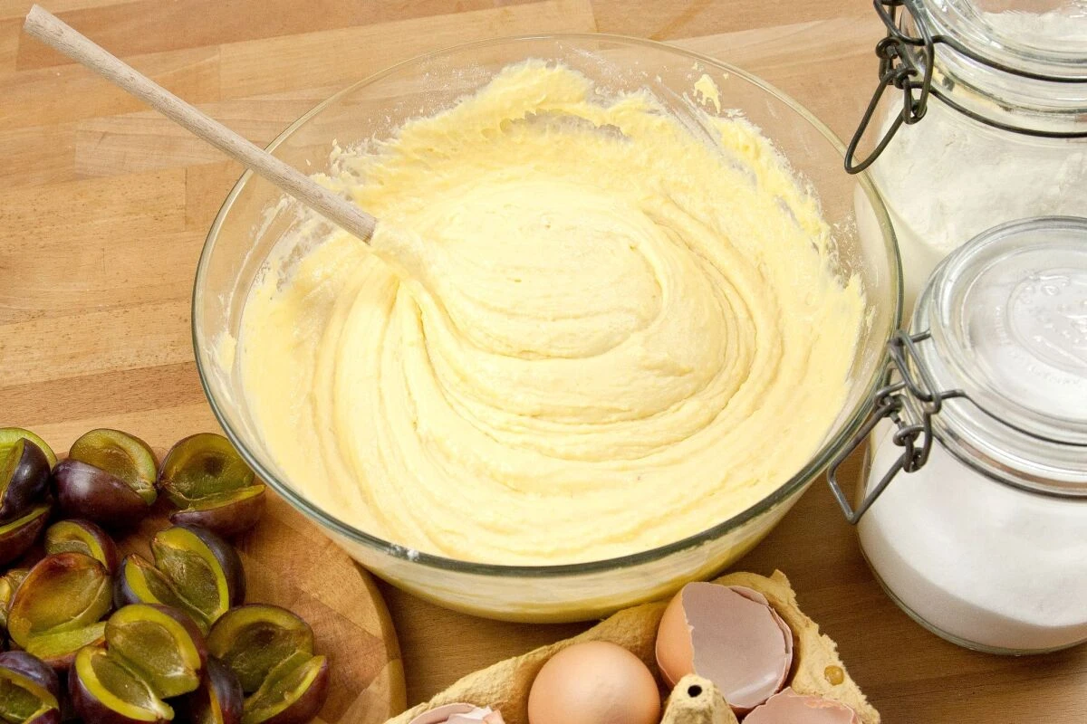 Den Teig sollte man nicht zu lange rühren, sonst wird er zäh