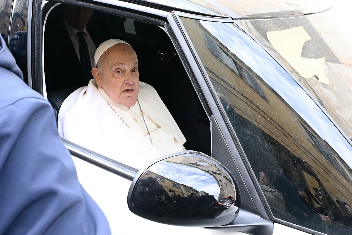Papst Franzisklus am Weg zum Gefängnis "Regina Coeli"