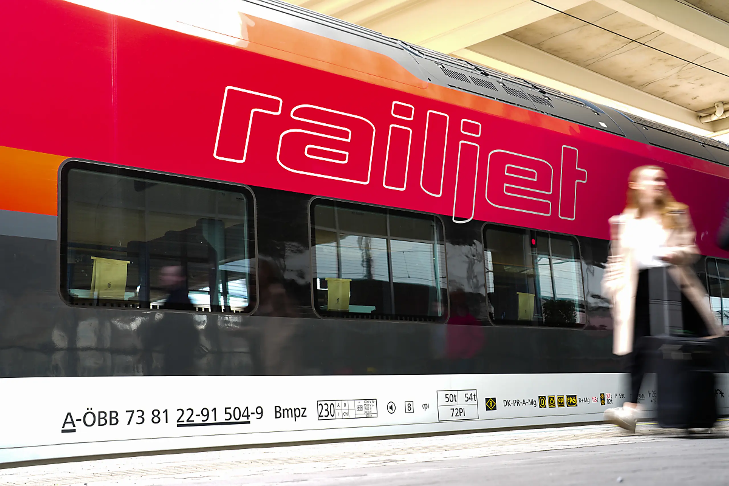 Neuer Railjet - hier am Wiener Hauptbahnhof