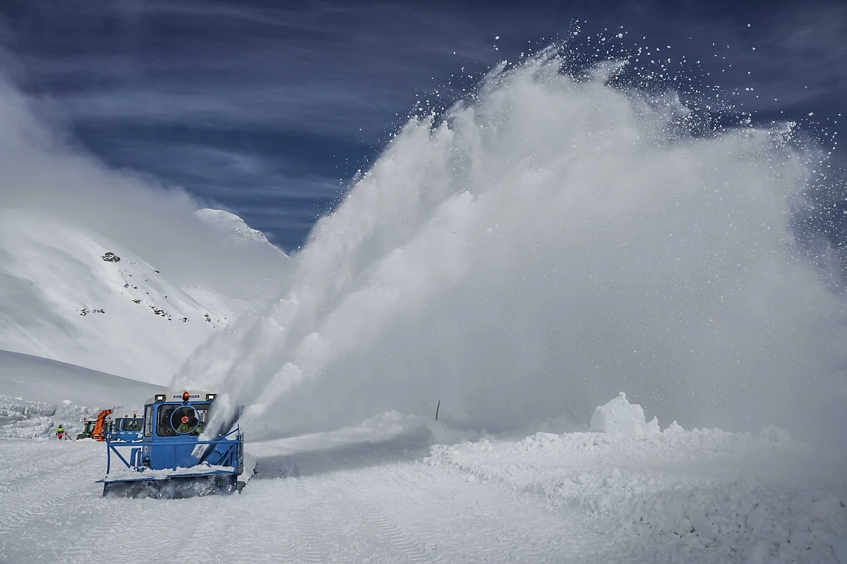 Jährliche Schneeräumung der Großglockner Hochalpenstraße (hier 2024)