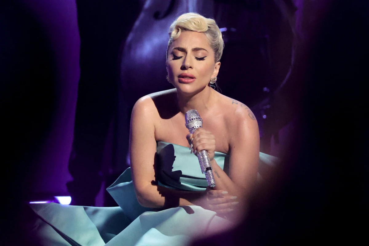 Lady Gaga musste kurz auf Handmikrofon zurückgreifen