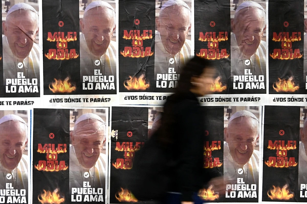 Anti-Milei-Plakat mit dem Papst: "Milei hasst ihn, das Volk liebt ihn"