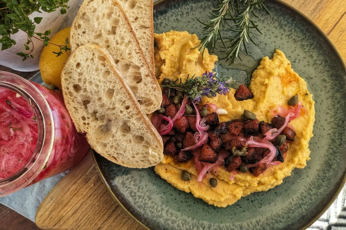 Fava mit Chorizo und Pickled Onions