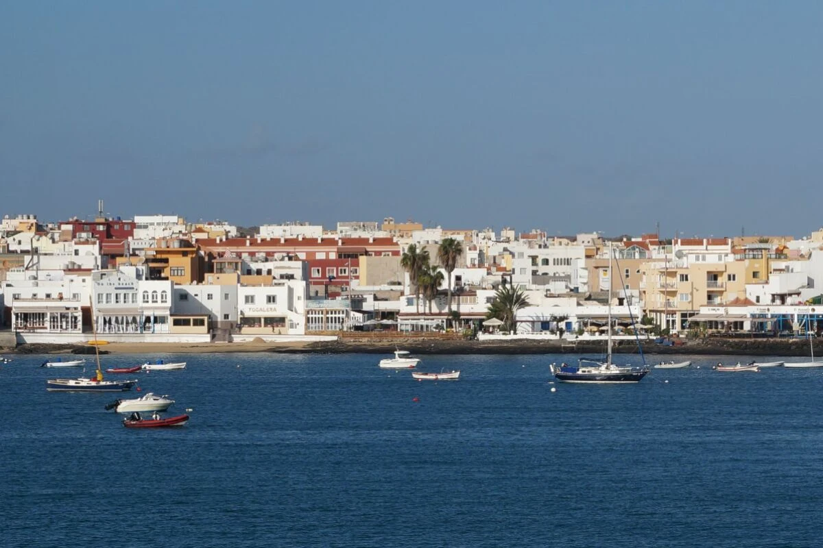 ++ ARCHIVBILD ++ Hafenzeile von Corralejo auf Fuerteventura