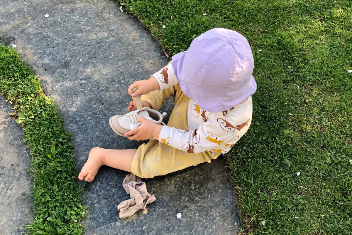 ++ ARCHIVBILD ++ Wenn Kinder ihre Schuhe selbst anziehen wollen: Sticker-Trick