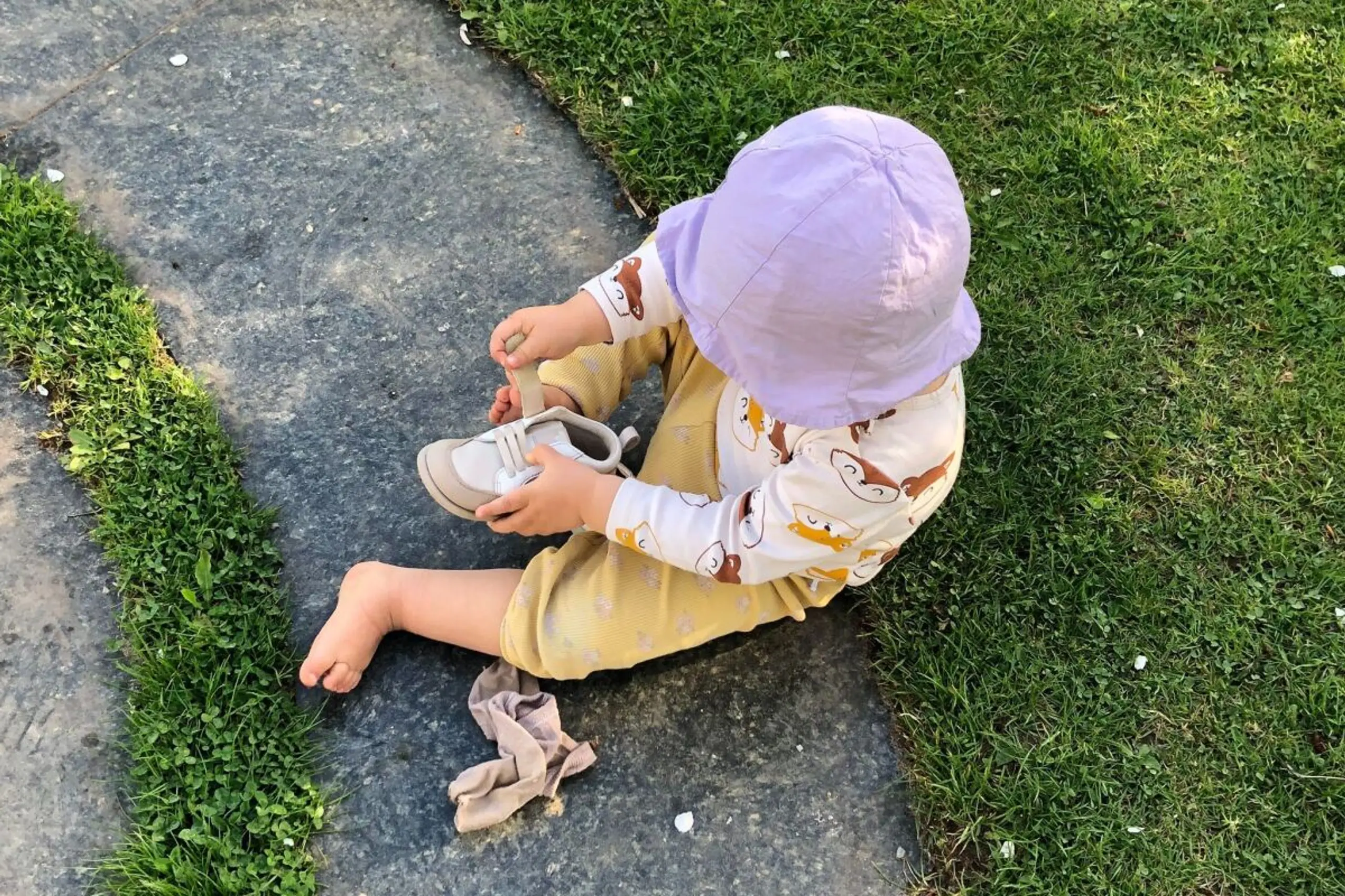 ++ ARCHIVBILD ++ Wenn Kinder ihre Schuhe selbst anziehen wollen: Sticker-Trick