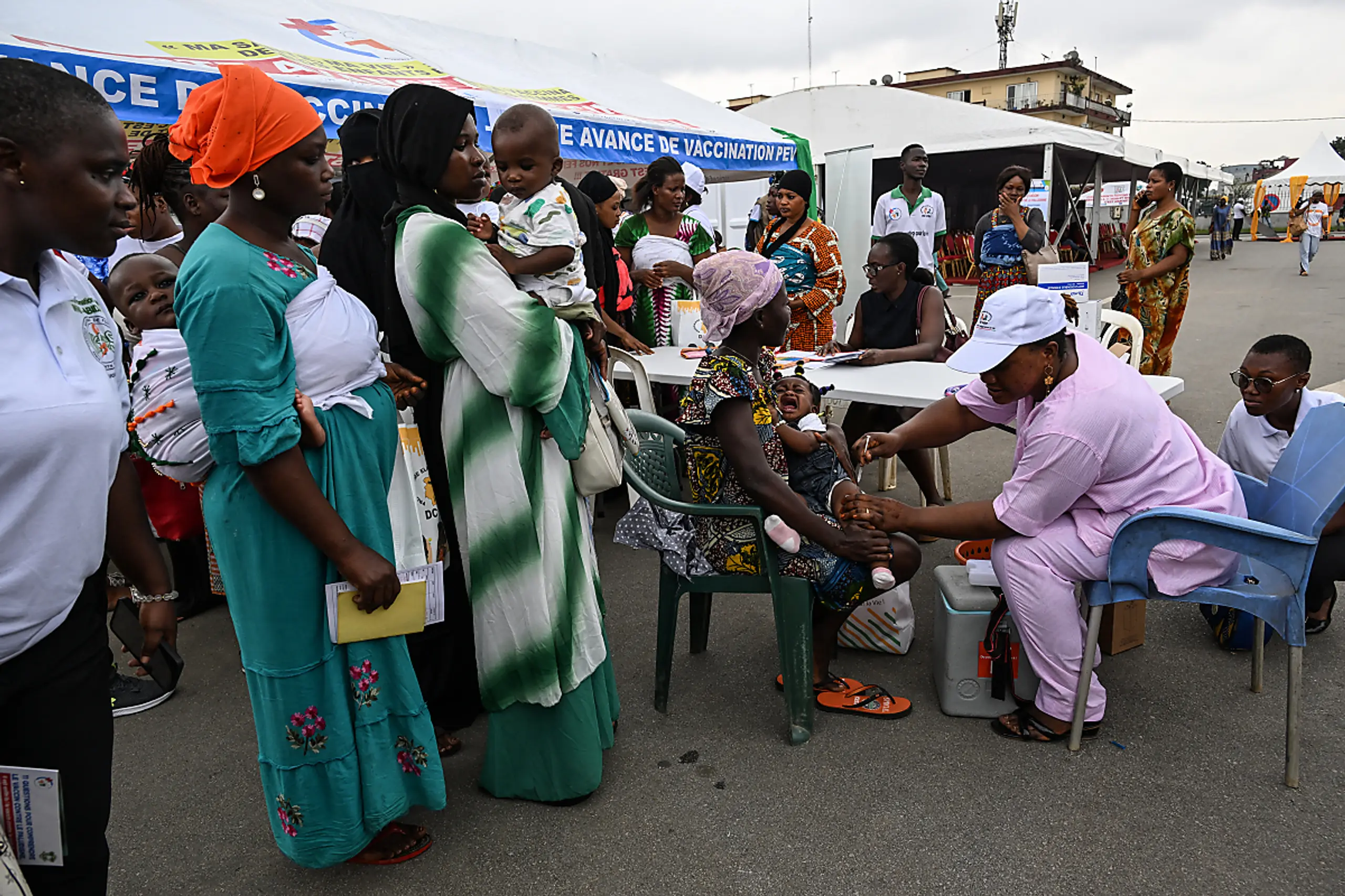 Baby wird in Côte d'Ivoire gegen Malaria geimpft