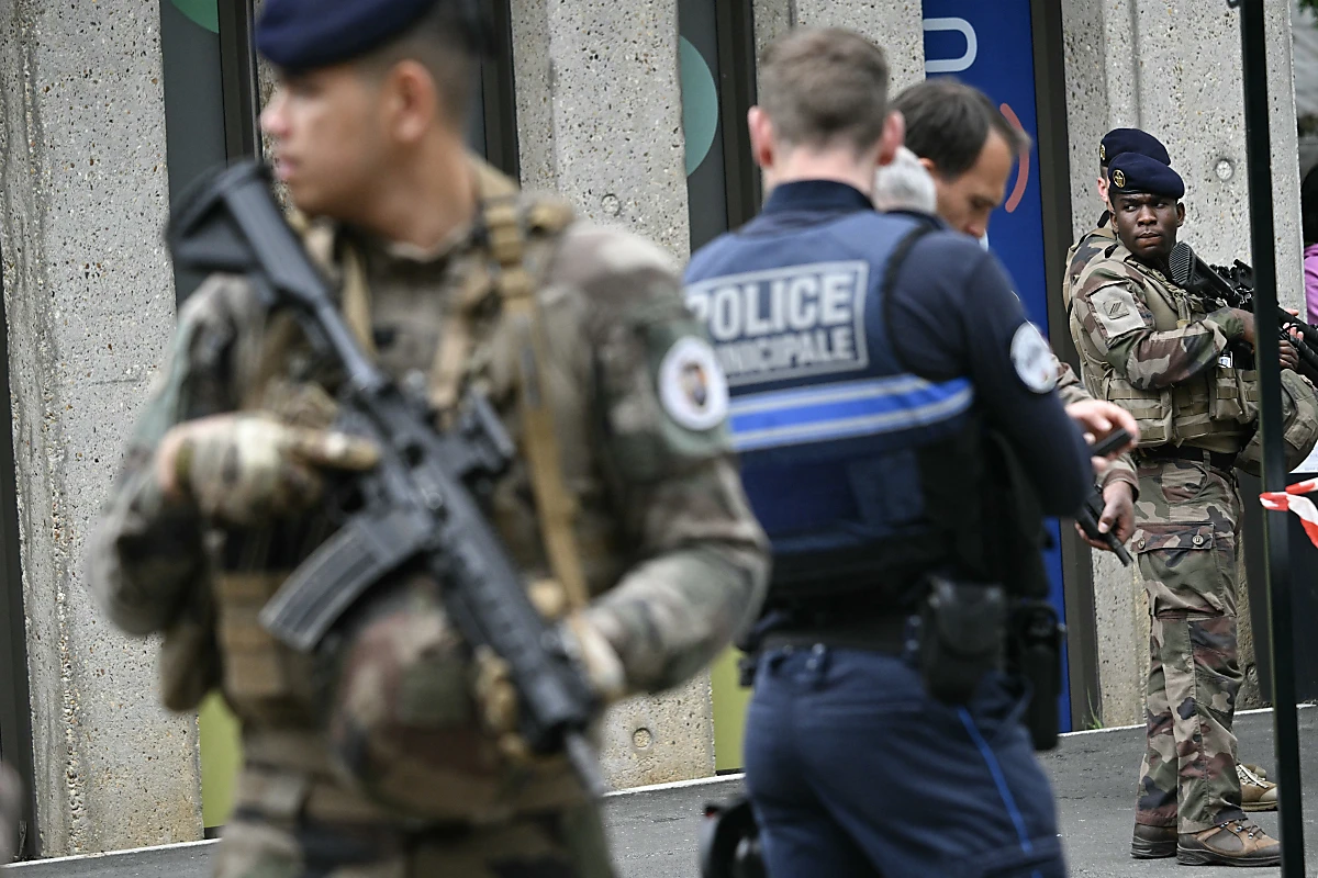 Einsatzkräfte vor der Schule in Nantes, die Tatort wurde