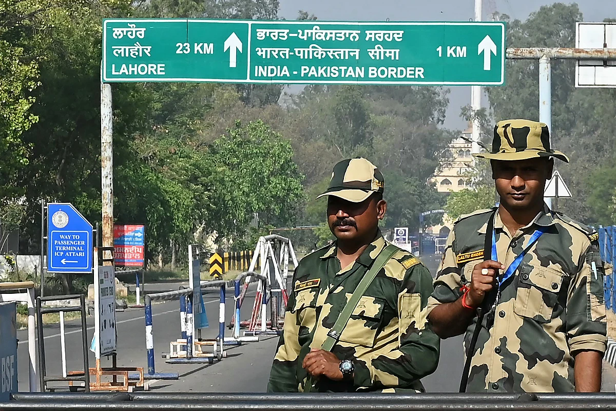 Indische Grenzsoldaten bei der pakistanischen Grenze