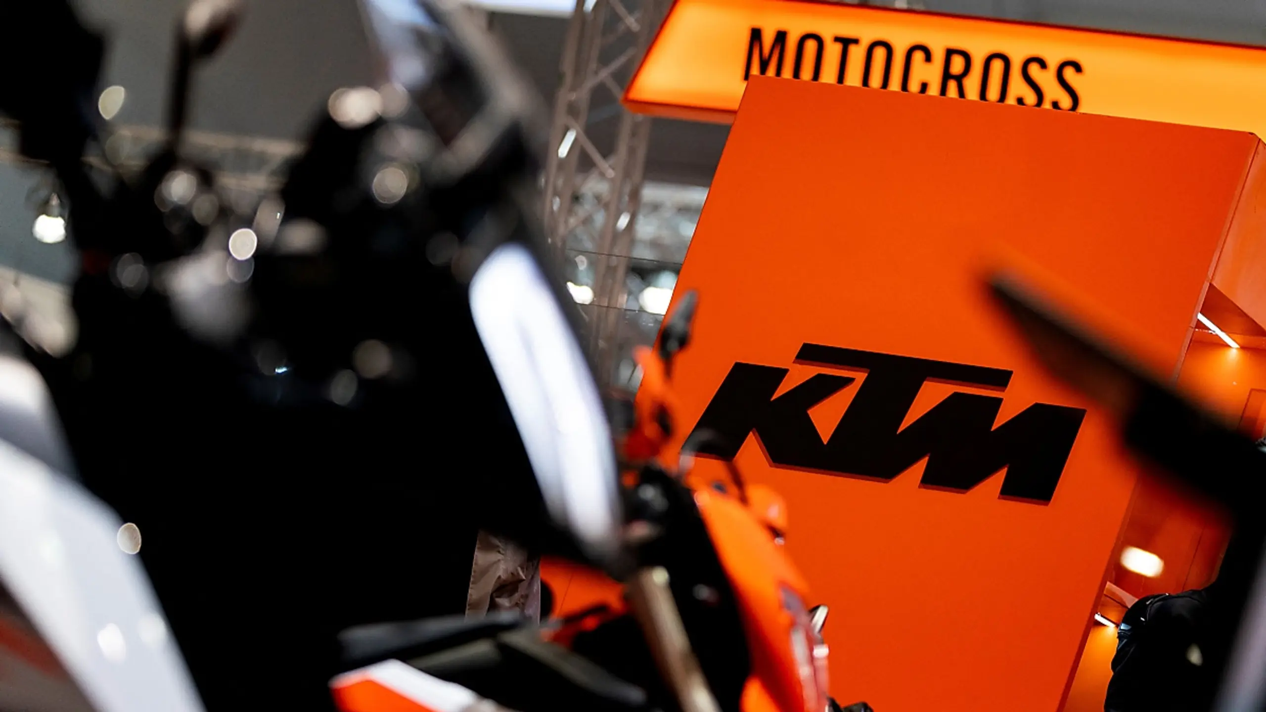 Umsatz bei der Mutter des insolventen Motorradherstellers um 29 Prozent auf 1,879 Milliarden Euro eingebrochen