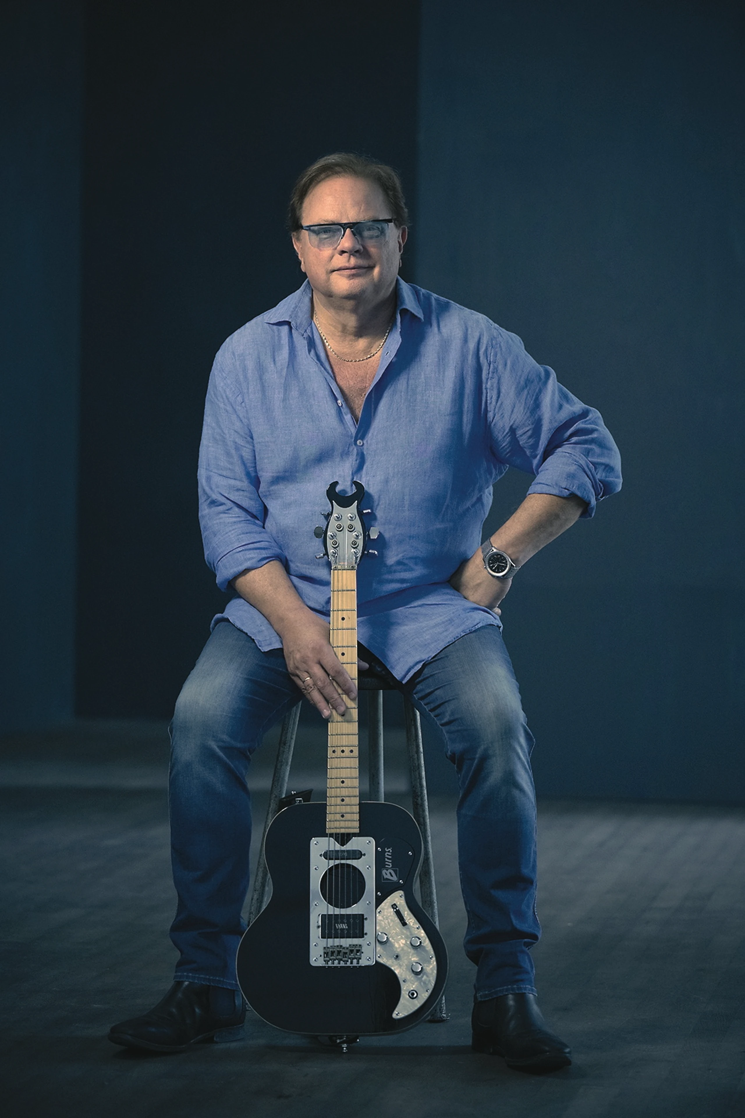 Porträt von Christian Jungwirth mit Gitarre. Foto mit FotoStation 8.0 Win aufgenommen. Copyright Christian Jungwirth.