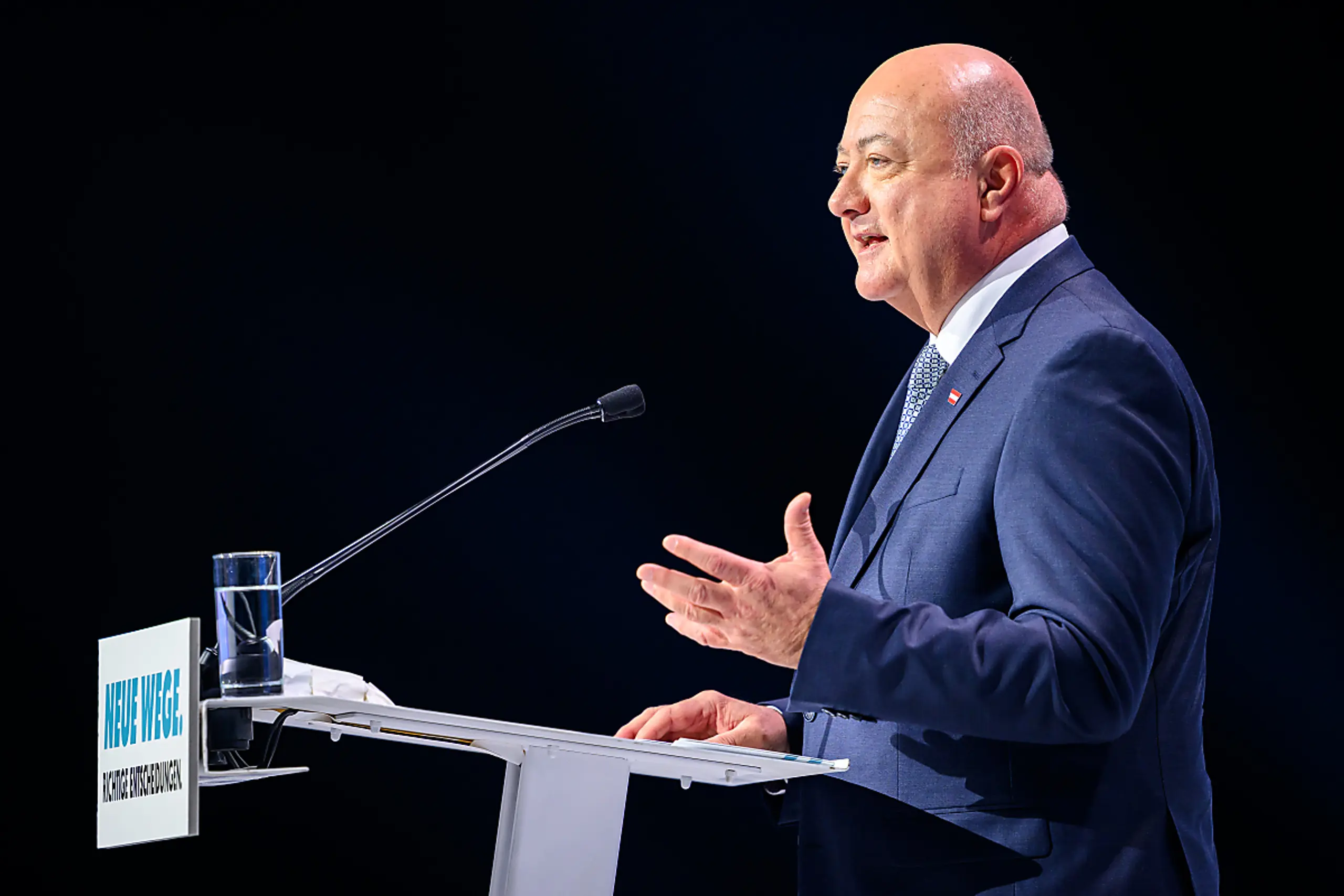 Kanzler hält sich mit Spekulationen über Ursachen zurück