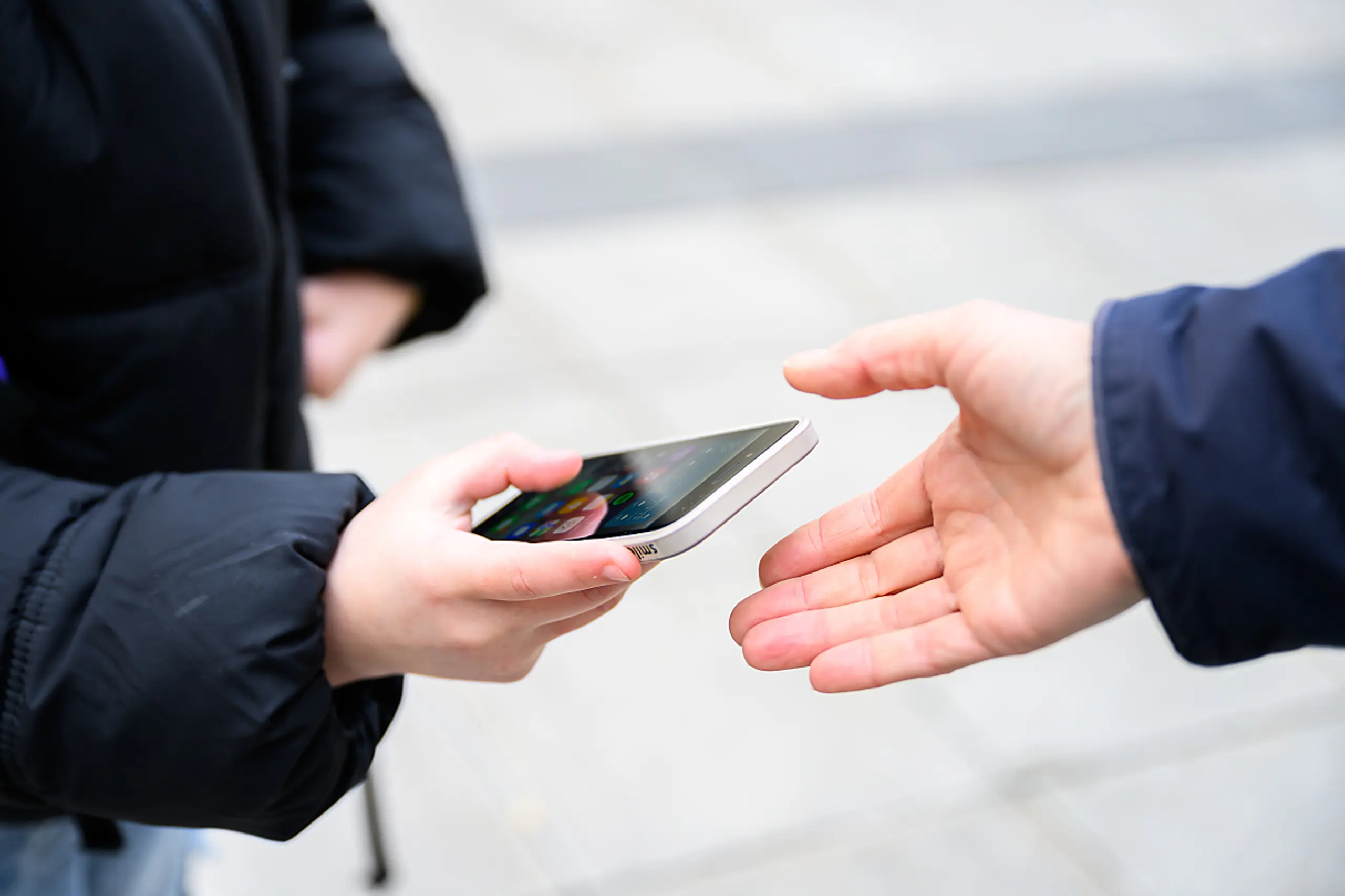 Im Unterricht muss das Handy künftig sicher verwahrt sein