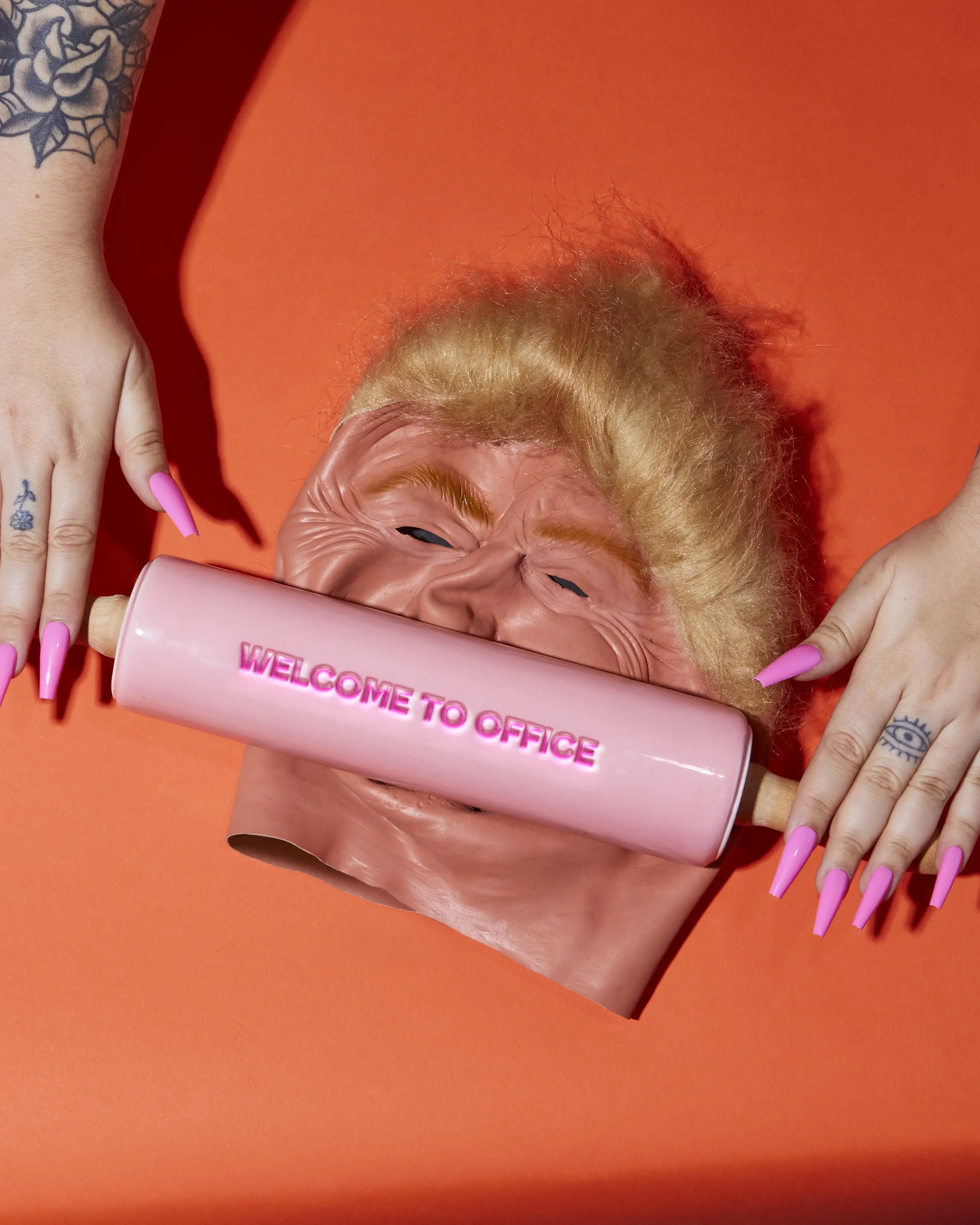Gummimaske von Donald Trump wird mit Teigroller bearbeitet