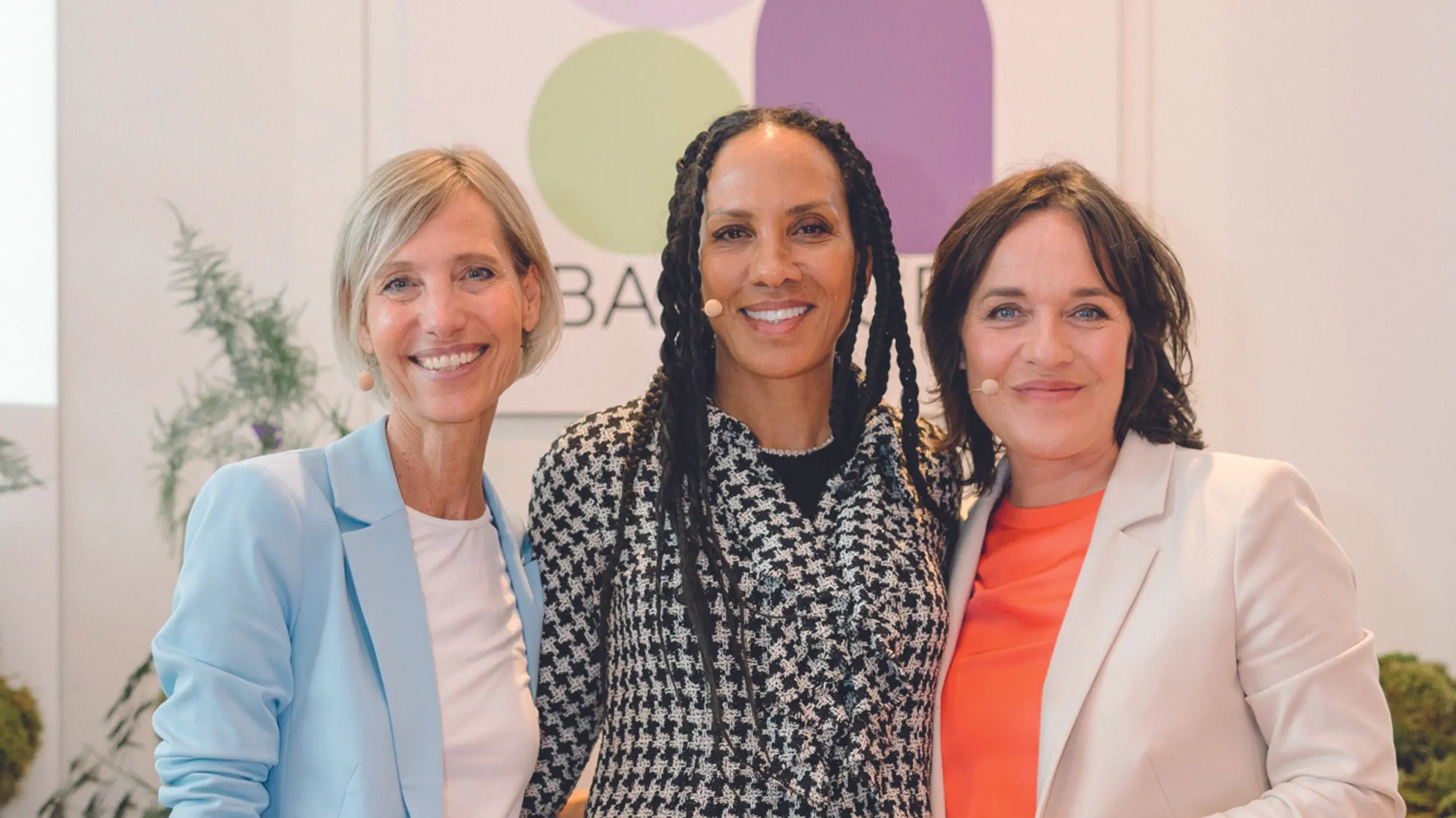 3 Frauen stehen vor einem Kunst der Balance Banner.