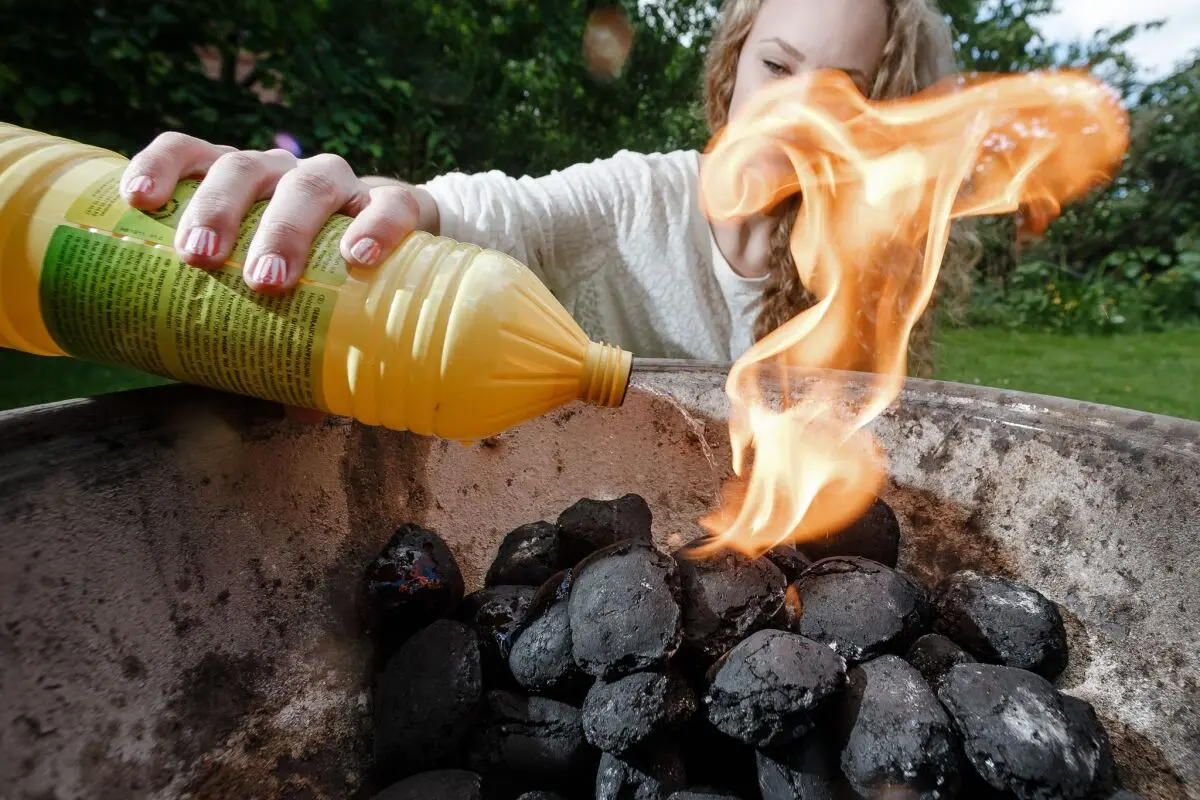 Flüssige Brandbeschleuniger sollten nicht verwendet werden