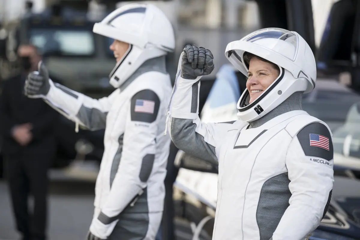 NASA-Astronautin Nichole Ayers (l.) und Anne McClain (r.)