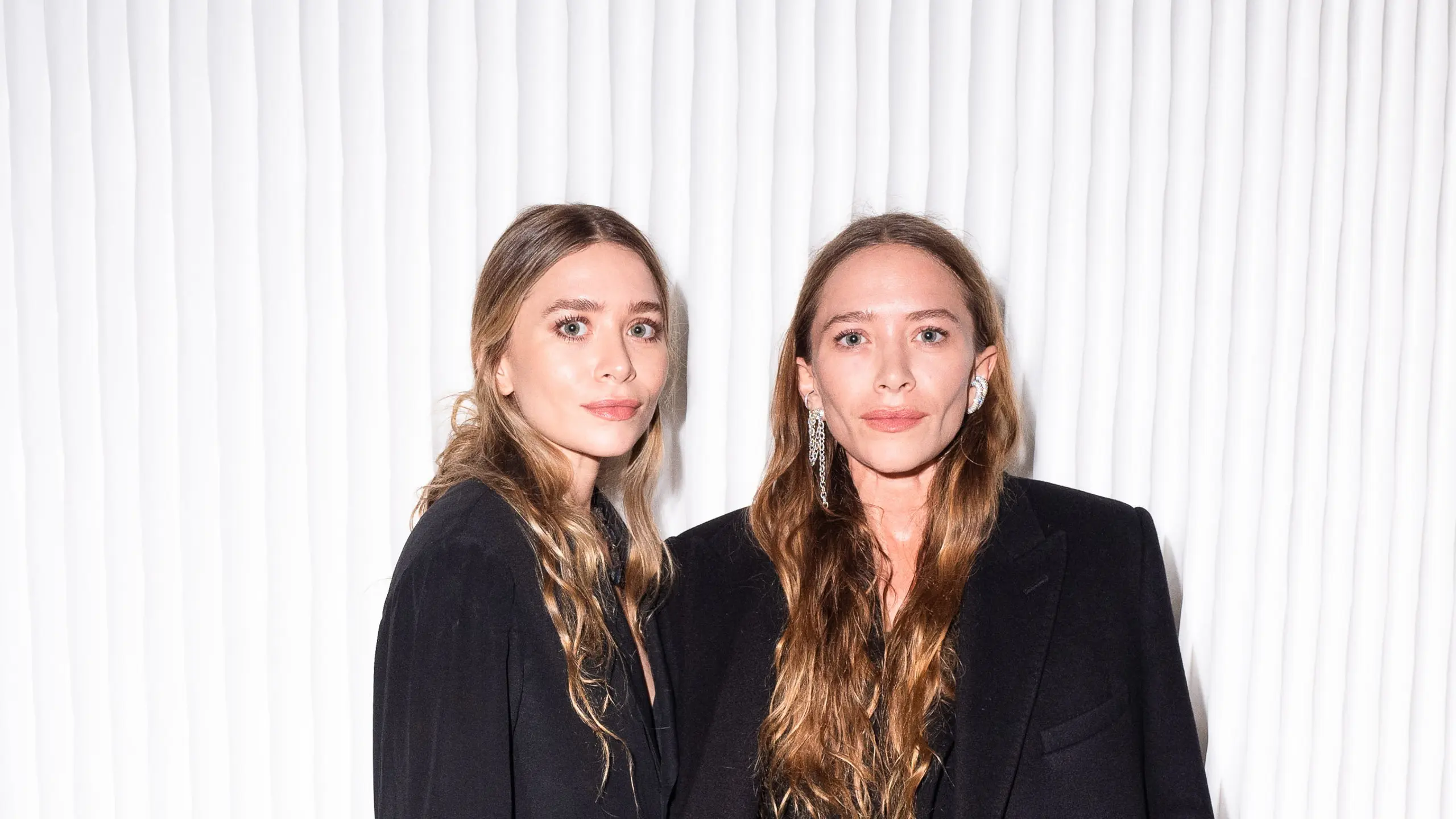 Mary-Kate und Ashley Olsen in coolen All-Black-Styles.