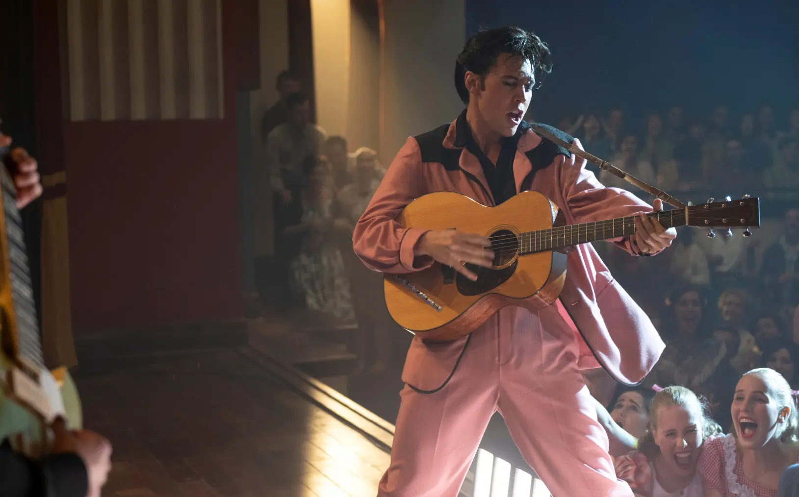 Elvis Presley liefert eine tolle Bühnenshow
