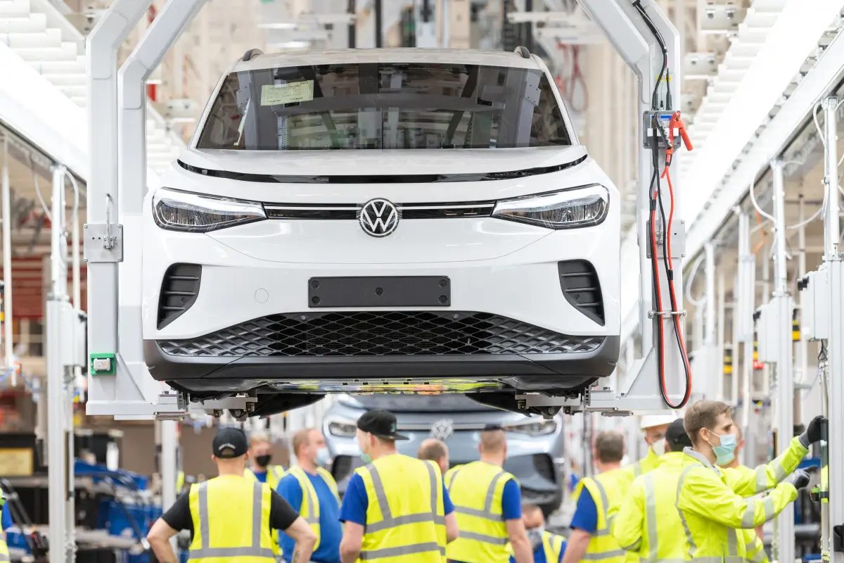 Umsatz legte angesichts einer steigenden Nachfrage nach den Elektroautos ID.4 und ID.7 sowie mehrerer Verbrennermodelle zu und lag mit 21,2 Mrd. Euro um 10,2 % höher als vor Jahresfrist