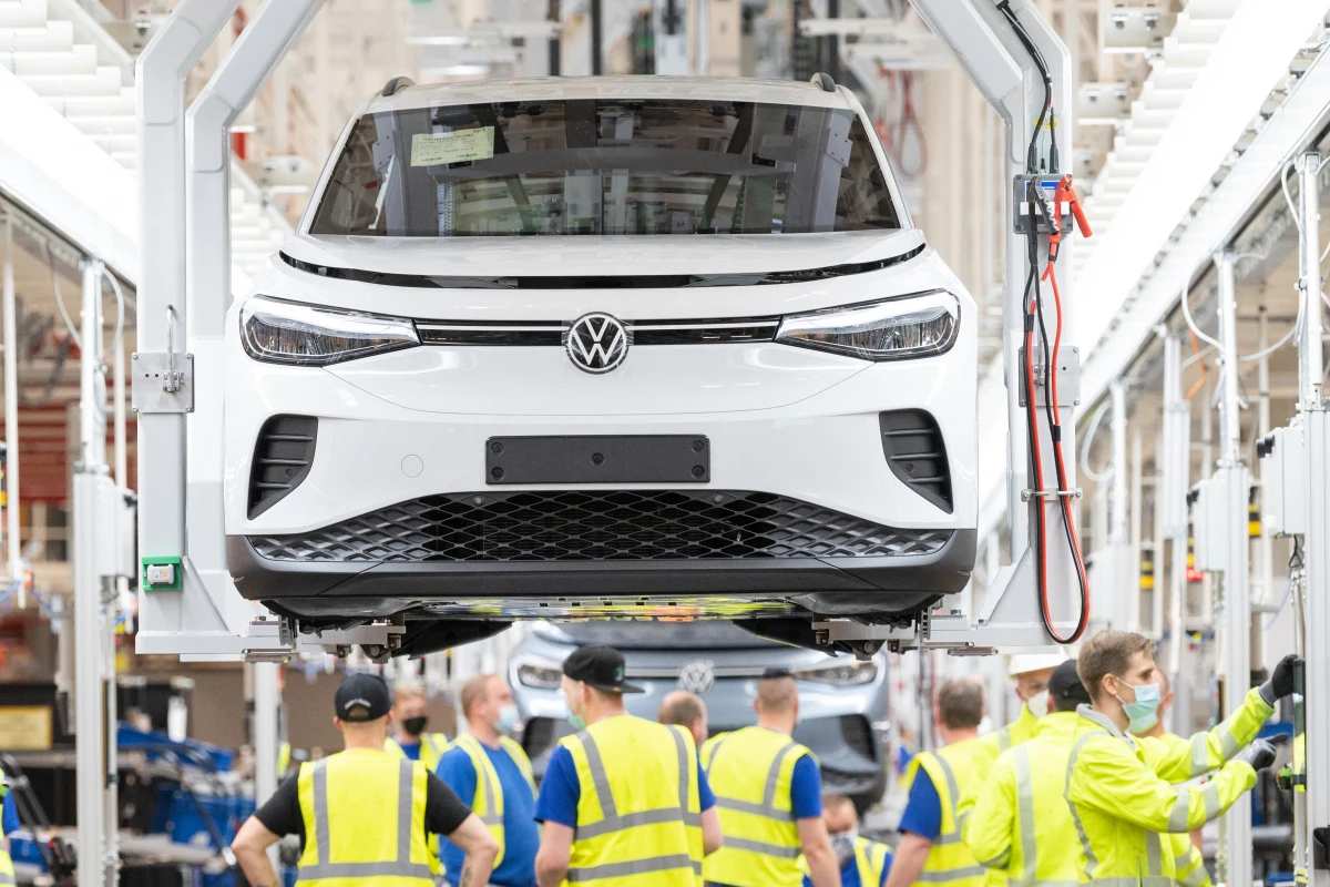 Umsatz legte angesichts einer steigenden Nachfrage nach den Elektroautos ID.4 und ID.7 sowie mehrerer Verbrennermodelle zu und lag mit 21,2 Mrd. Euro um 10,2 % höher als vor Jahresfrist