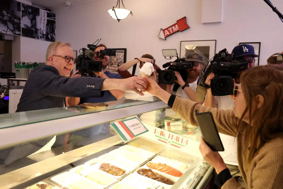Anthony Albanese verteilt Eis in einem Kaffee in Sydney