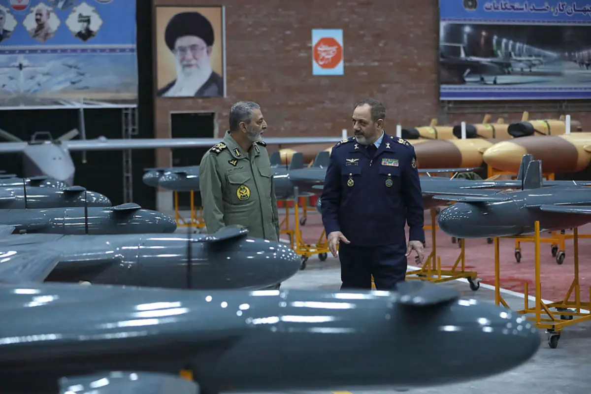 Irans Verteidigungsminister Aziz Nasirzadeh (rechts)