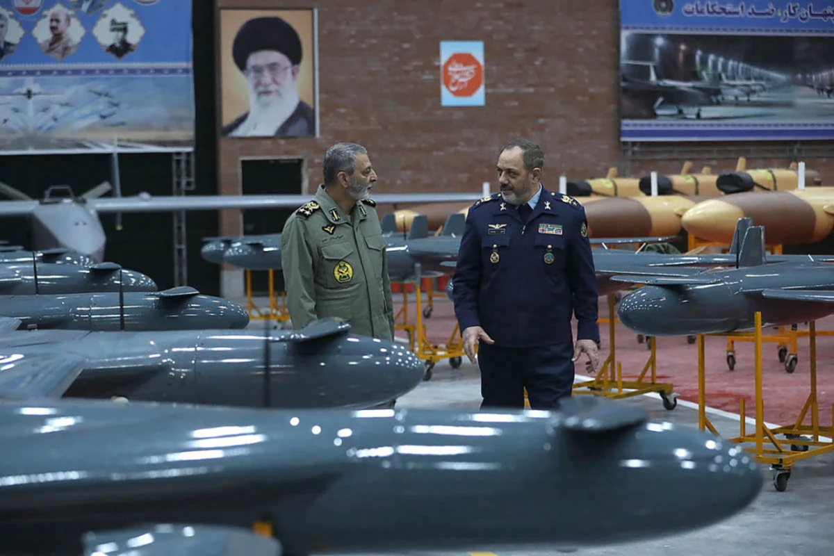 Irans Verteidigungsminister Aziz Nasirzadeh (rechts)
