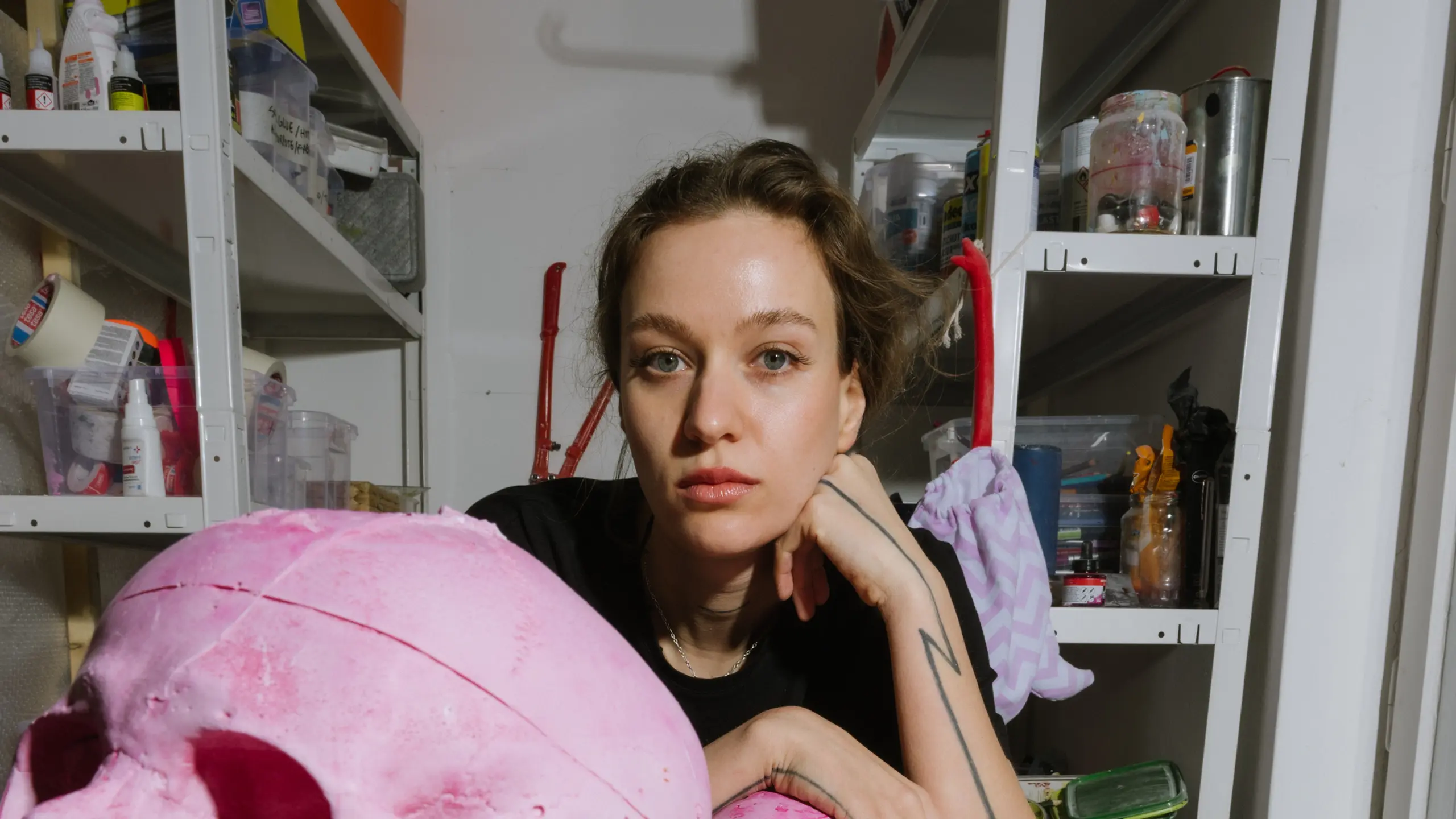 Die Künstlerin Kata Oelschlägel mit Totenköpfen