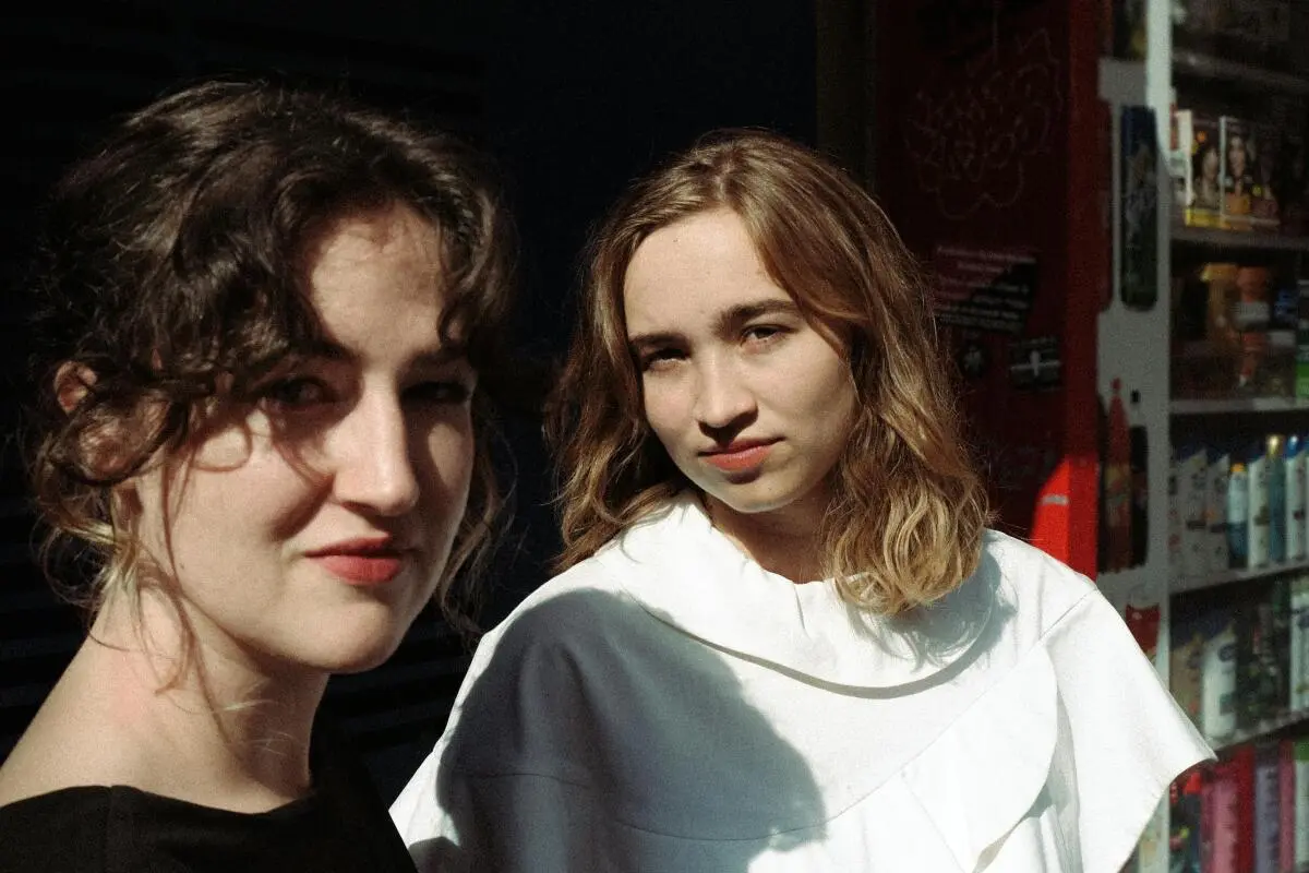 Alia Viola Wüschner (li) und Julia Maria Jackel legen Debütalbum vor