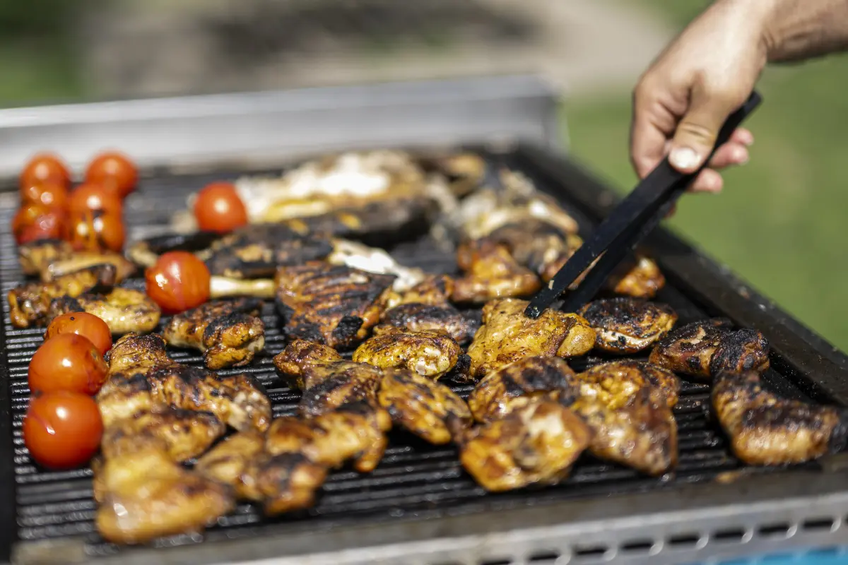 Beim Grillen herabtropfendes Fett vermeiden, rät die Brandverhütung