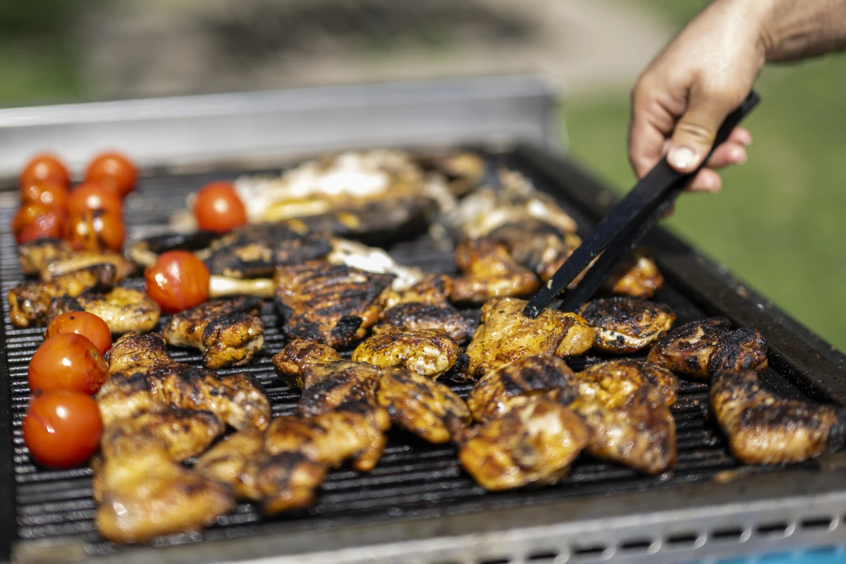 Beim Grillen herabtropfendes Fett vermeiden, rät die Brandverhütung