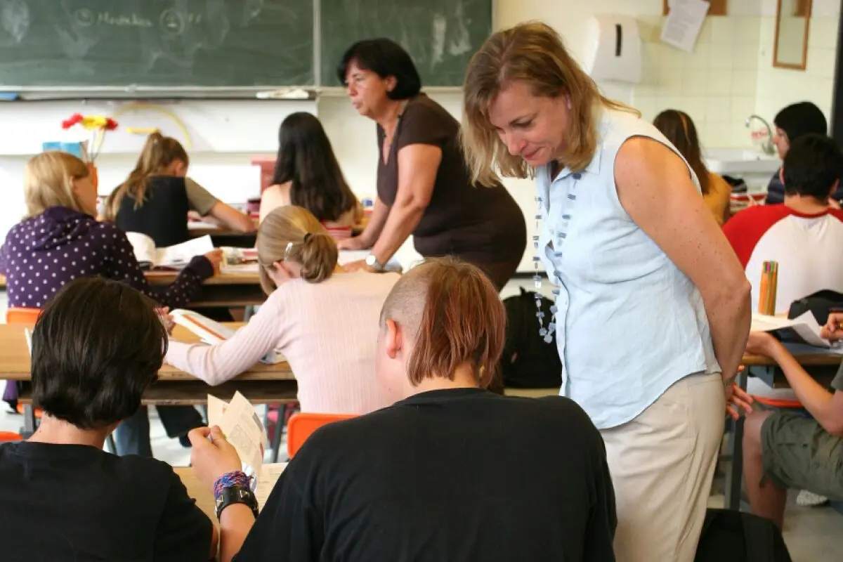 Zwei Lehrerinnen pro Klasse soll es seltener geben