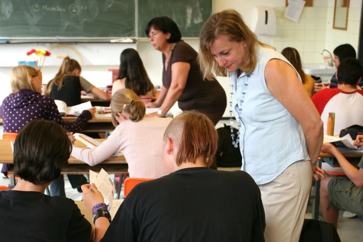 Zwei Lehrerinnen pro Klasse soll es seltener geben